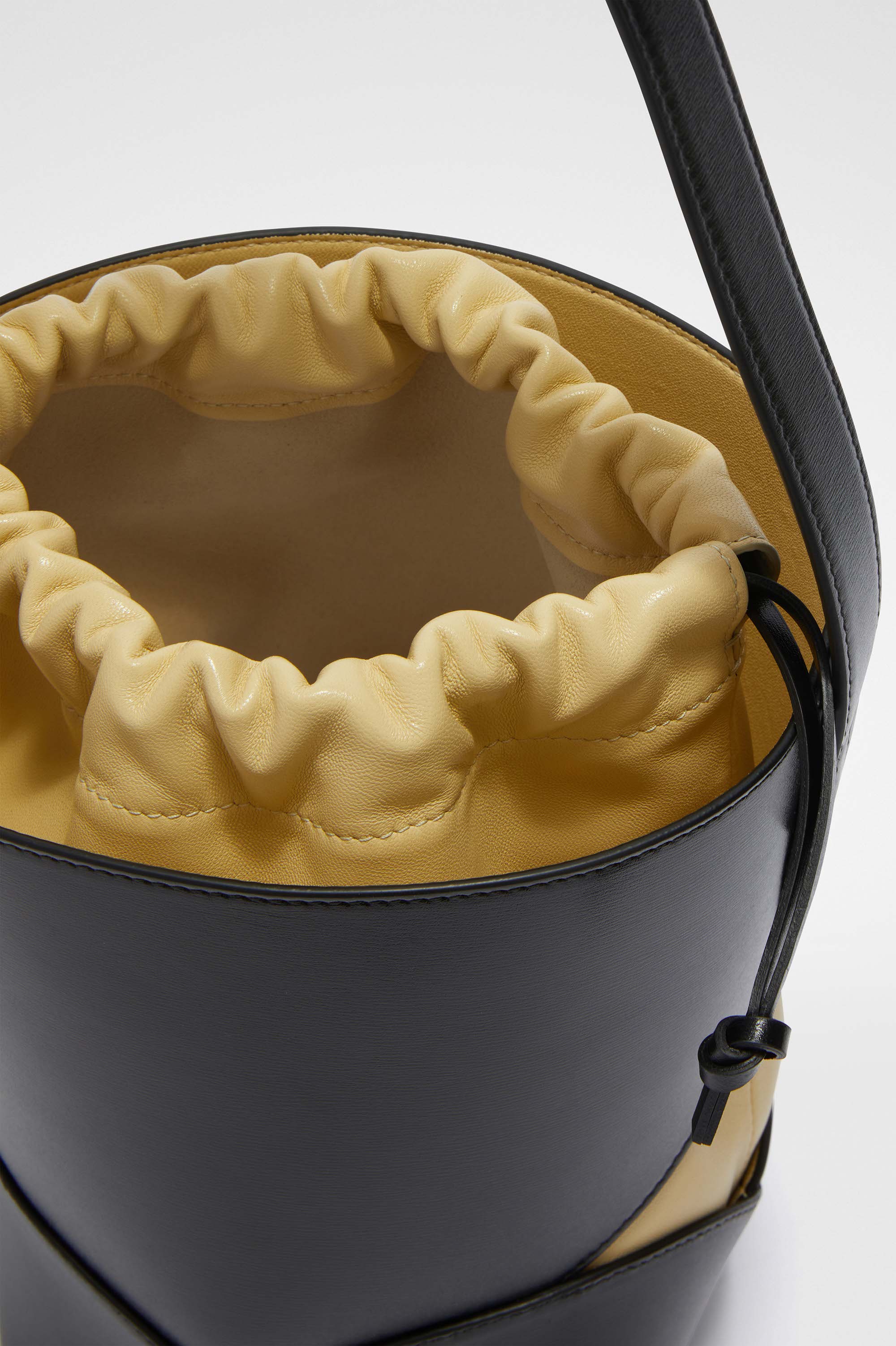 Curve Bucket Small - Shoulder bags - Image 4