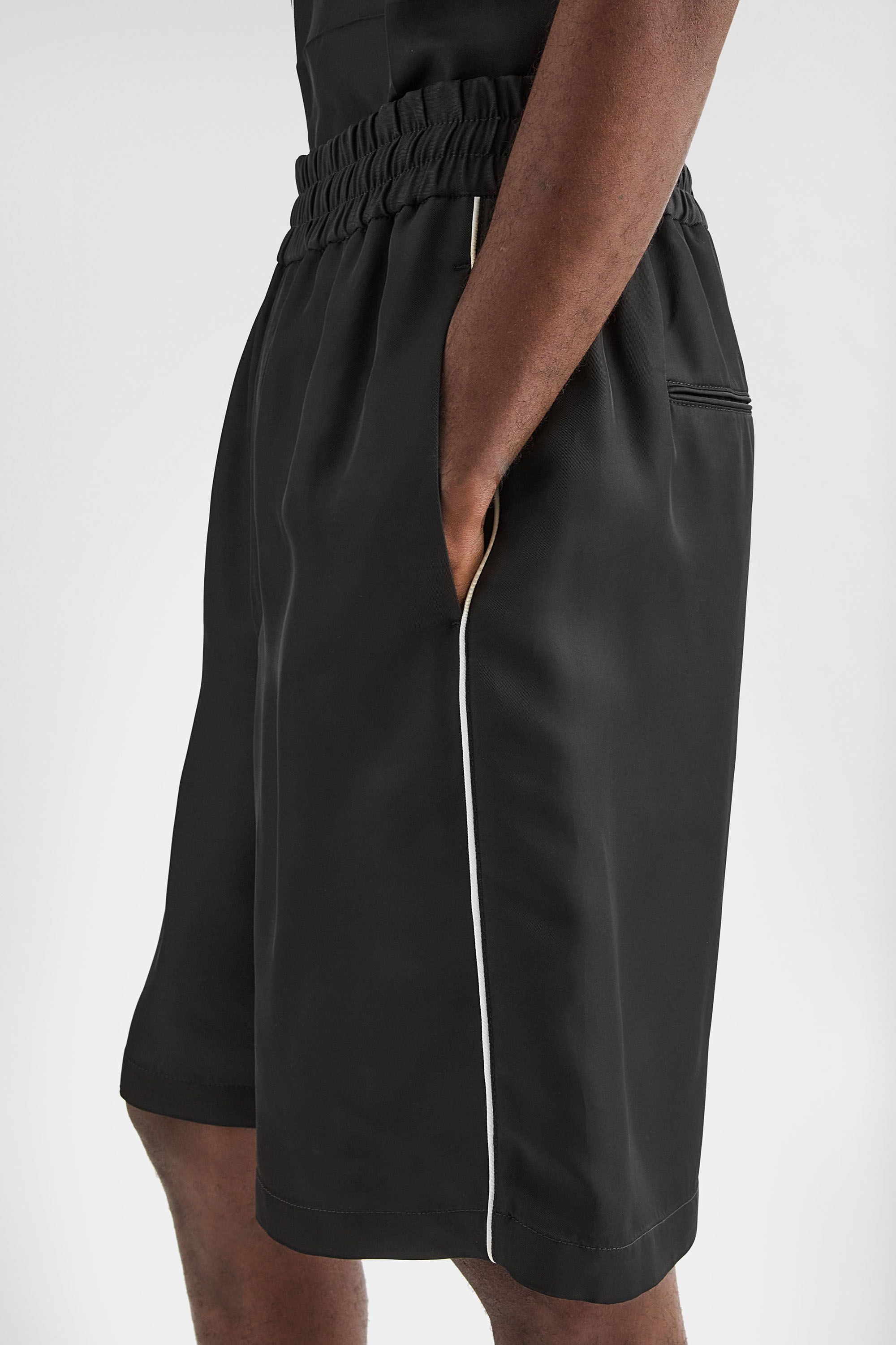 Fluid Viscose Shorts - Trousers - Image 5